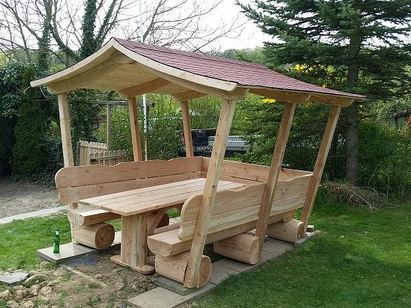 Bild 6 Gartenlaube. Sitzgarnitur. Überdachte Gartenmöbel.