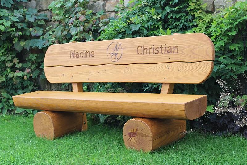 Bild 1 Gartenbank aus Baumstamm mit Gravur. Hochzeitsgeschenk.