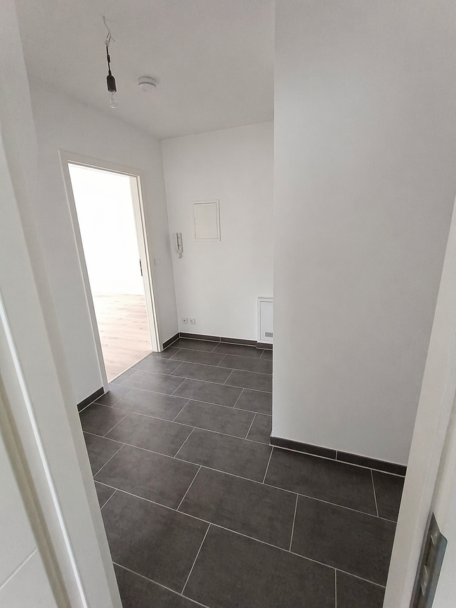 Bild 3 Bezugsfertige 2-Zi. Wohnung mit Balkon, Einzelgarage & Stellplatz direkt an A81