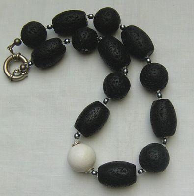 Bild 4 elegante Lavakette mit weitlich eingefasster weisser Koralle