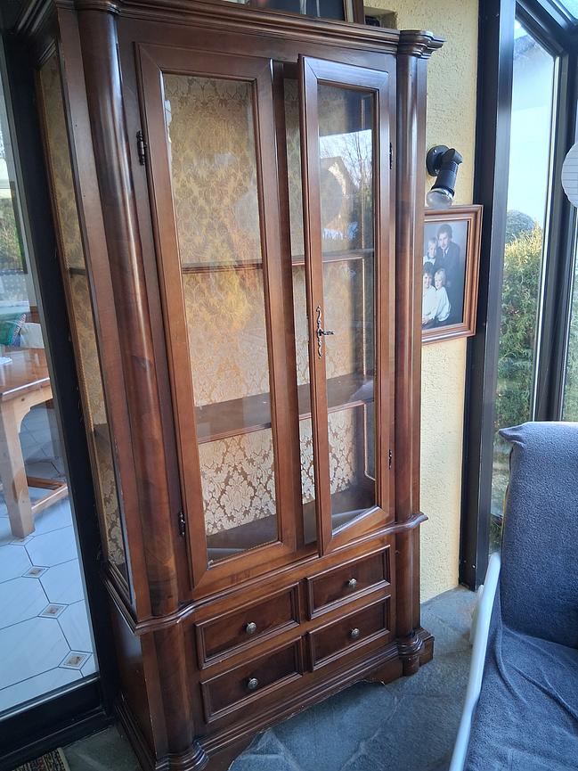 Bild 1 Esszimmertisch und Vitrinenschrank
