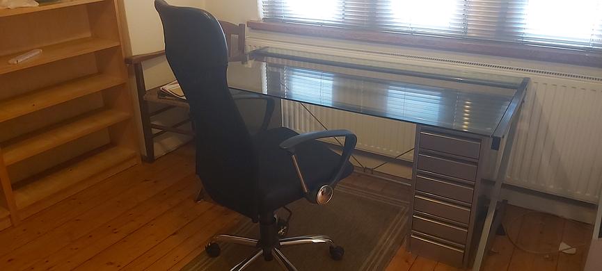 Bild 1 Schreibtisch und Stuhl