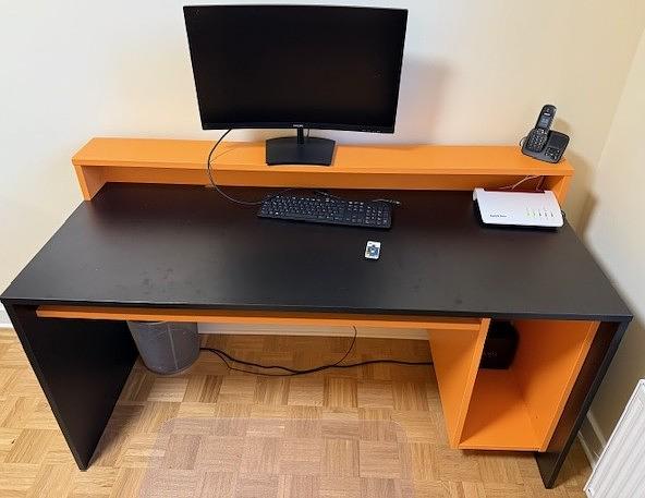 Bild 1 PC Tisch