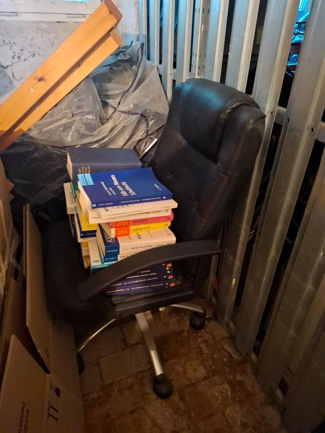 Bild 1 Büro-Drehstuhl mit hoher Rückenlehne (alles Leder) zu verschenken
