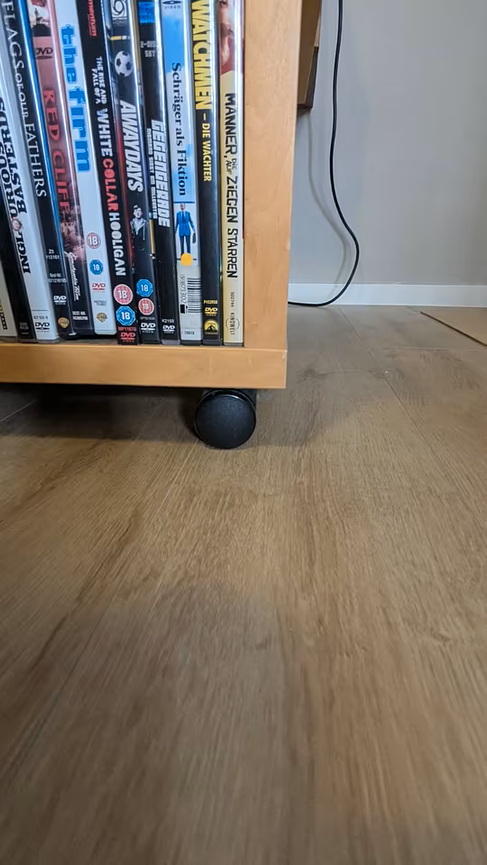 Bild 2 IKEA TV-Board mit Rollen