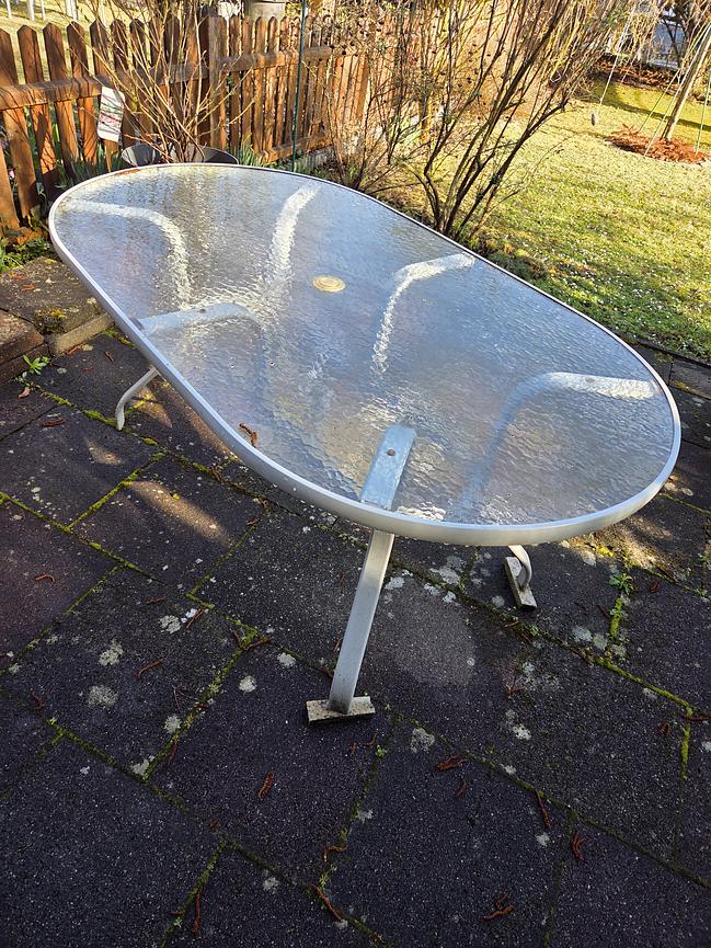 Bild 1 Terrassentisch/Gartentisch zu verschenken