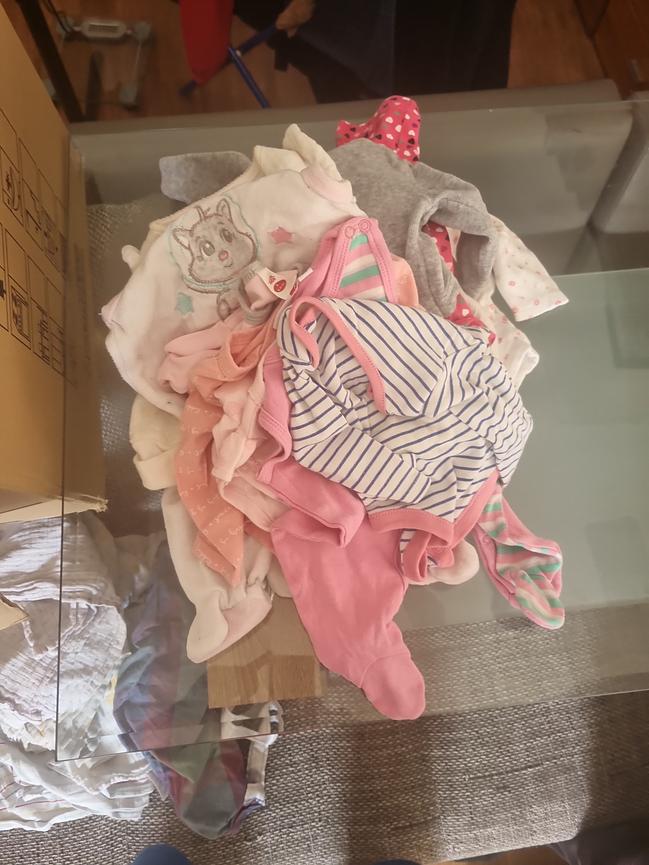 Bild 37 Kinder Klamotten unter ein 1zu verkaufen und ein großen Karton mit Kinder Spielz