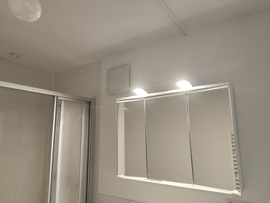 Bild 5 Wandschrank mit Lichter