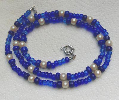 Bild 1 Longkette, blauer Rocaille mit Perleneinlage