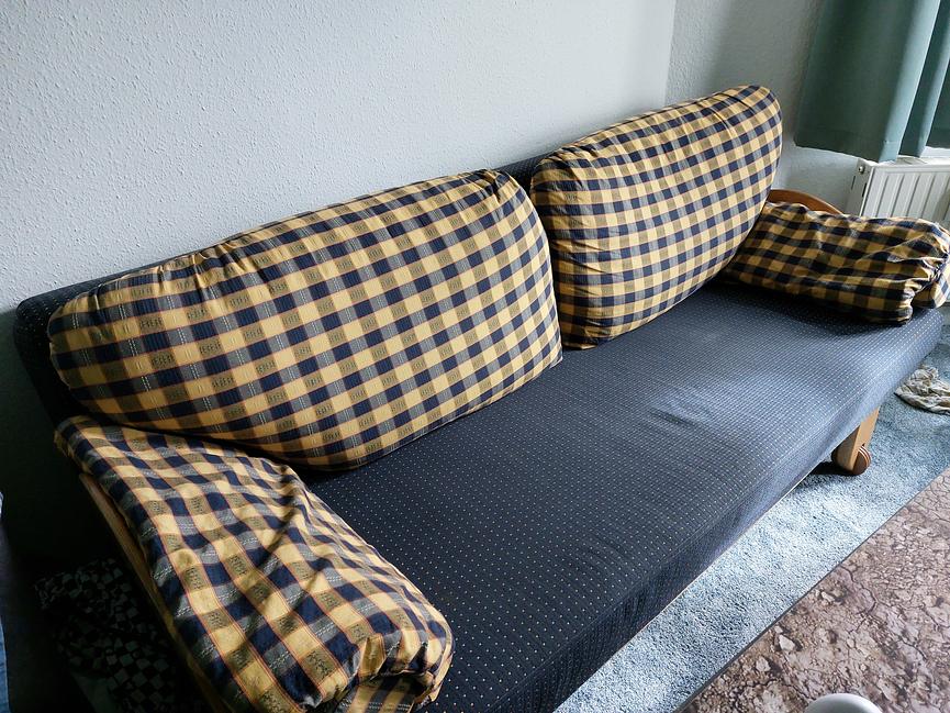 Bild 1 Couch mit Gebrauchsspuren zu verschenken