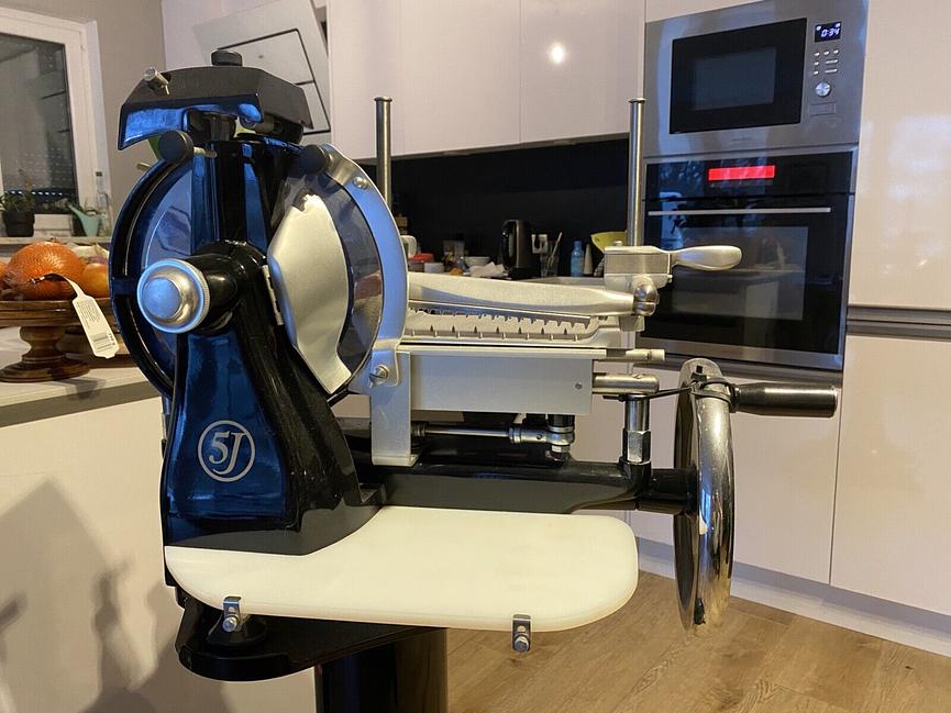 Bild 1 Schinkenschneidemaschine mit Schwungrad