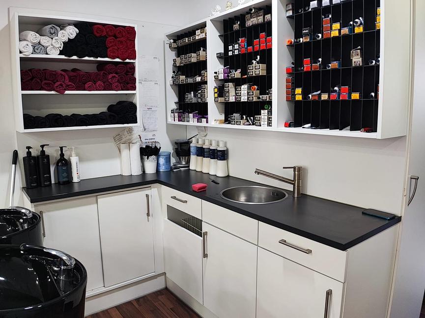 Bild 2 Biete Friseureinrichtung von Olymp aufgrund von Geschäftsaufgabe