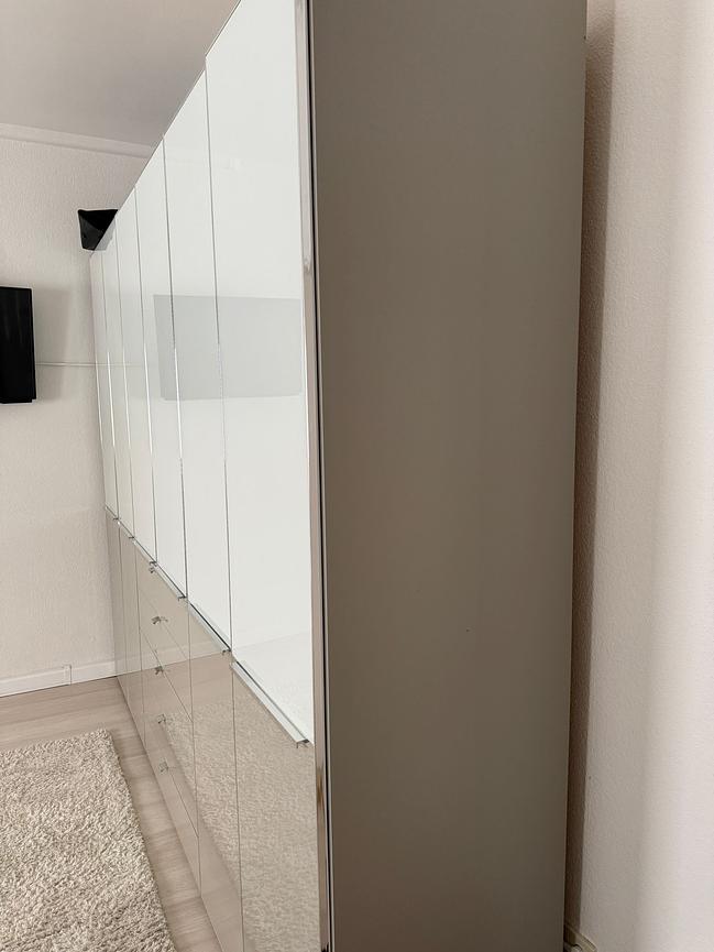 Bild 2 Schlafzimmer Kleiderschrank