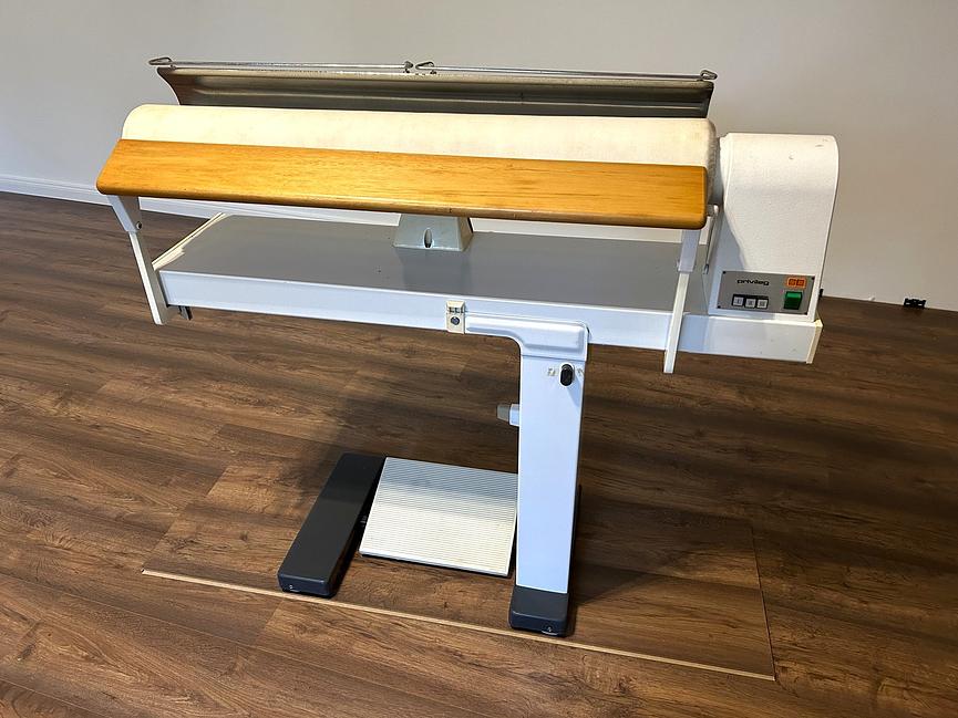 Bild 1 Bügelmaschine PRIVILEG