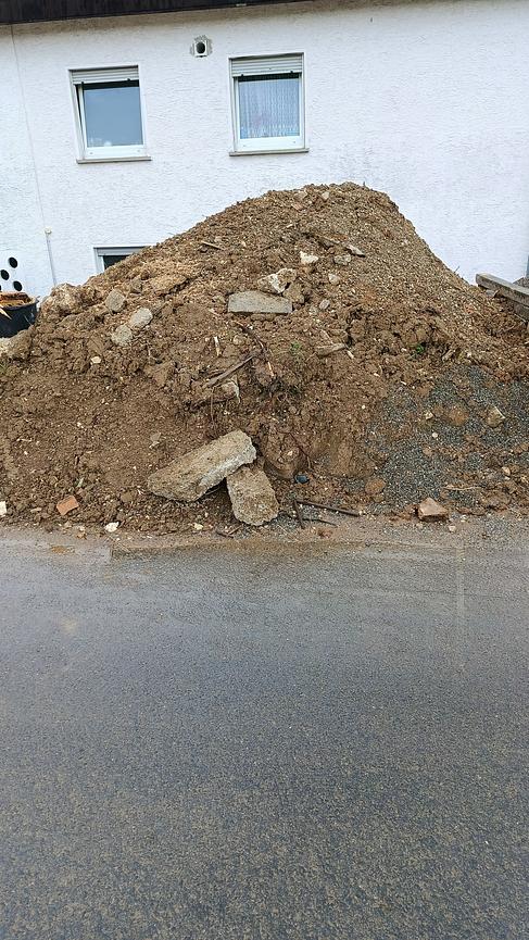 Bild 3 Erde und Bauschutt in Ebersbach zum mitnehmen