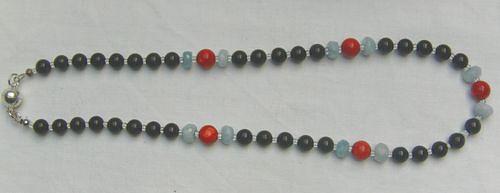 Bild 3 Edelsteinkette mit den Onyx, den Aquamarin und die Koralle