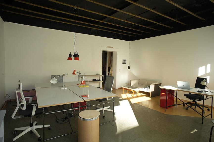Bild 4 Arbeitsplätze_Coworking_Schreibtisch_Atelier_BüroRaum_Studio_Büro