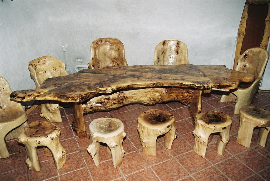 Bild 16 Rustikale Gartenmöbel