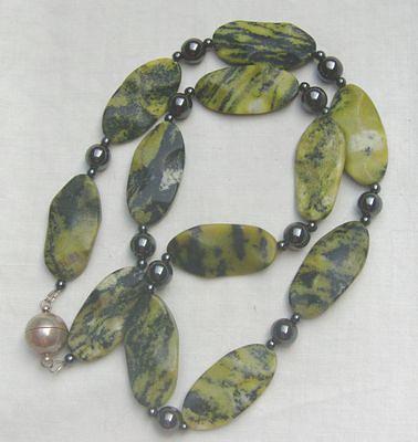 Bild 6 Türkiskette, Longkette, mit eingefassten Hämatitsteinen