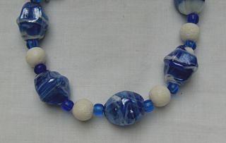 Bild 4 Halskette mit blau-weisseb Perlmutt und weissen Lava