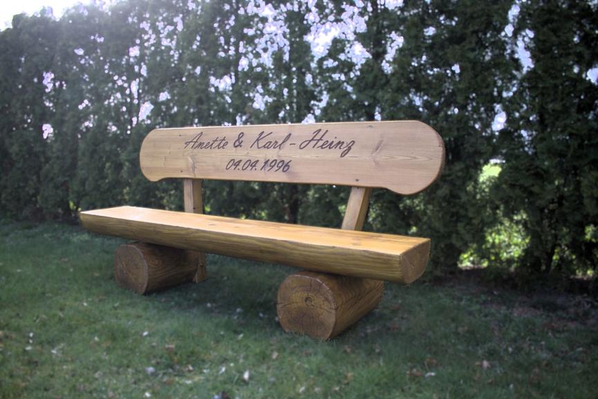 Bild 7 Gartenlaube. Holzbank. Überdachte Gartenmöbel.