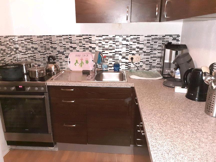 Bild 4 komplette Küche mit Herd/Ofen sowie Spülmaschine.