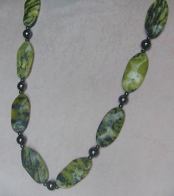 Bild 3 Türkiskette, Longkette, mit eingefassten Hämatitsteinen