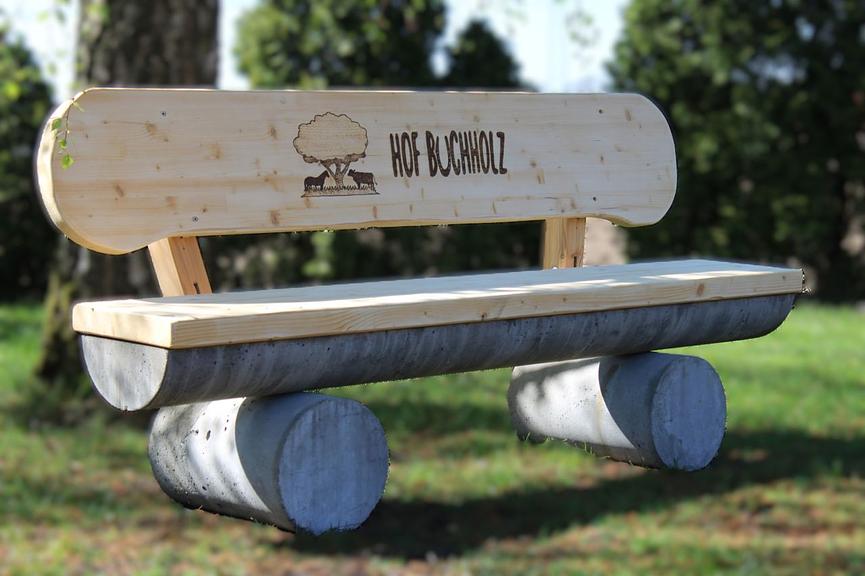 Bild 10 Gartenbank aus Lärche mit Gravur. Hochzeitsgeschenk. Frühlingsgeschenk.