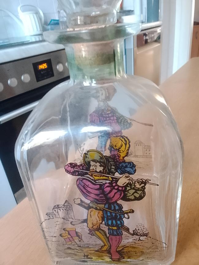 Bild 2 Karaffe mit 2 Gläsern. 15 Euro!