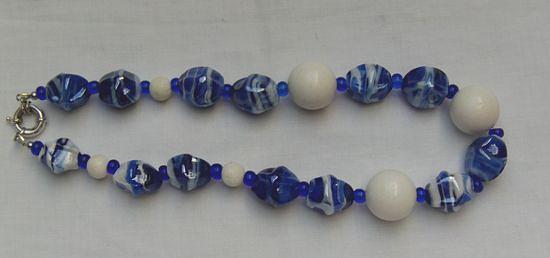 Bild 4 Halskette, blauweisser Perlmutt mit weisser Koralle