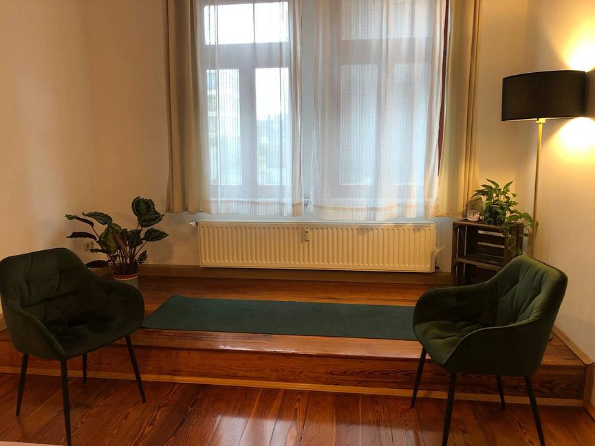 Bild 1 schöner Arbeitsraum in körpertherapeutischer Praxis fürs Wochenende