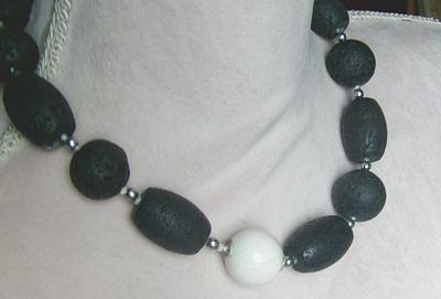 Bild 7 elegante Lavakette mit weitlich eingefasster weisser Koralle