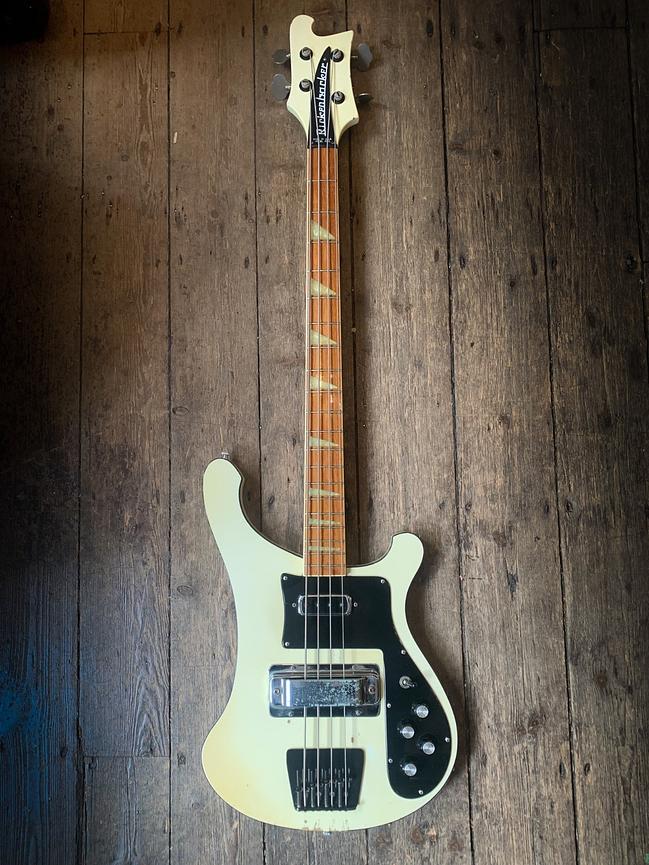 Bild 1 1977 Rickenbacker 4001 Bass in weißer Ausführung
