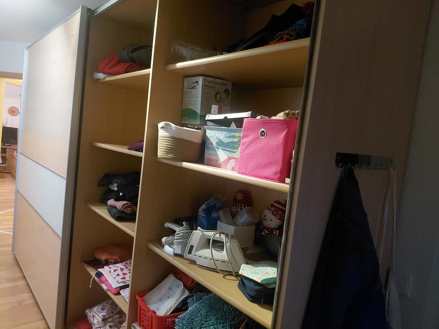 Bild 2 Kleiderschrank aus Holz