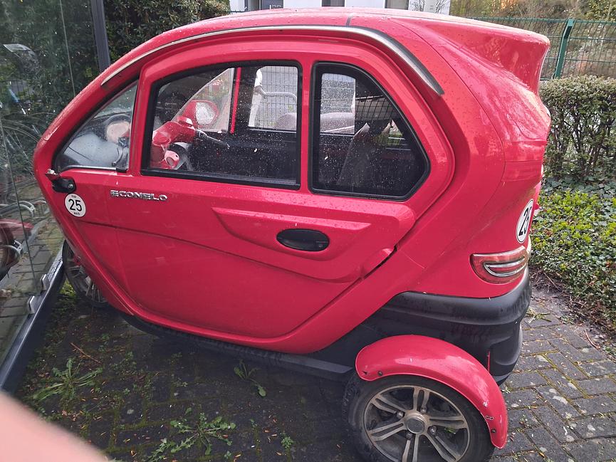 Bild 1 Bonn Kabinenroller rot voll funktionsfähig muss aufgeladen werden