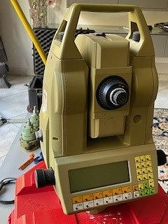 Bild 3 Ababe von Vermessungsequipment Tachymeter usw.