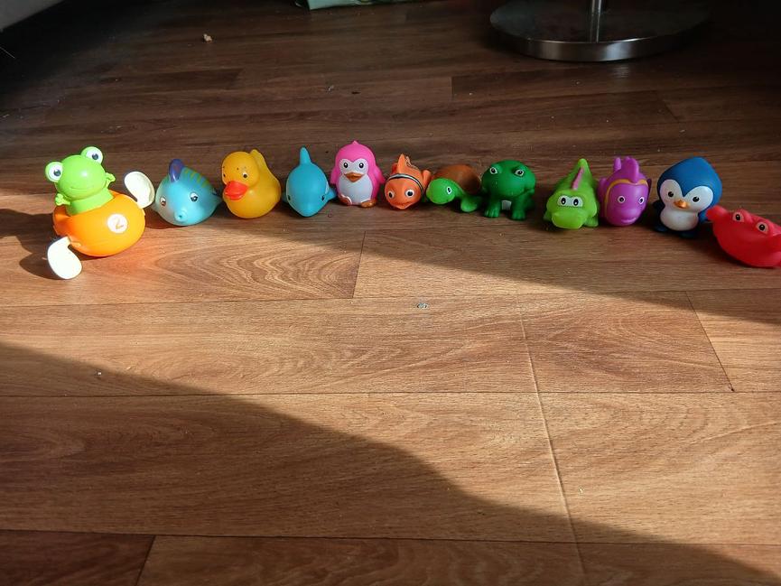 Bild 29 Kinder Klamotten unter ein 1zu verkaufen und ein großen Karton mit Kinder Spielz