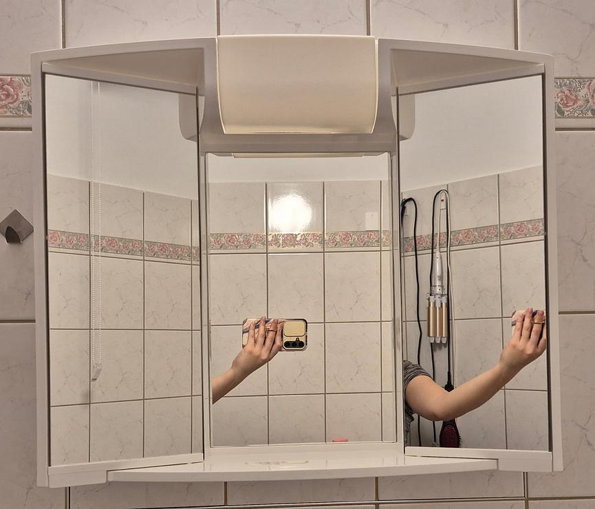 Bild 1 Spiegelschrank