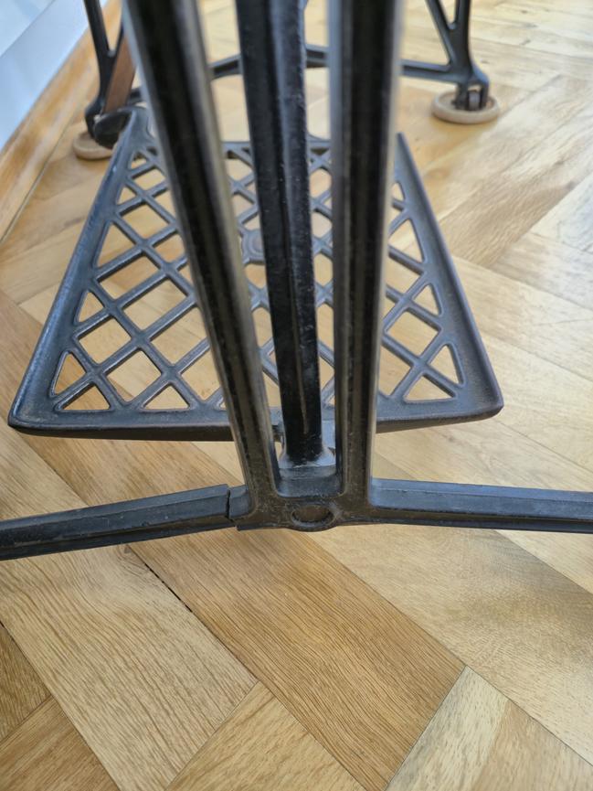 Bild 3 zu verschenken: Tisch aus altem Pfaff-Nähmaschinen-Untergestell und Holzbrett