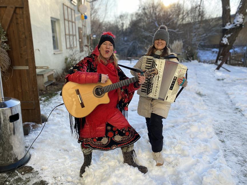 Bild 2 Bieten stimmungsvolle Weihnachtsmusik mit Akkordeon, Gesang und Gitarre