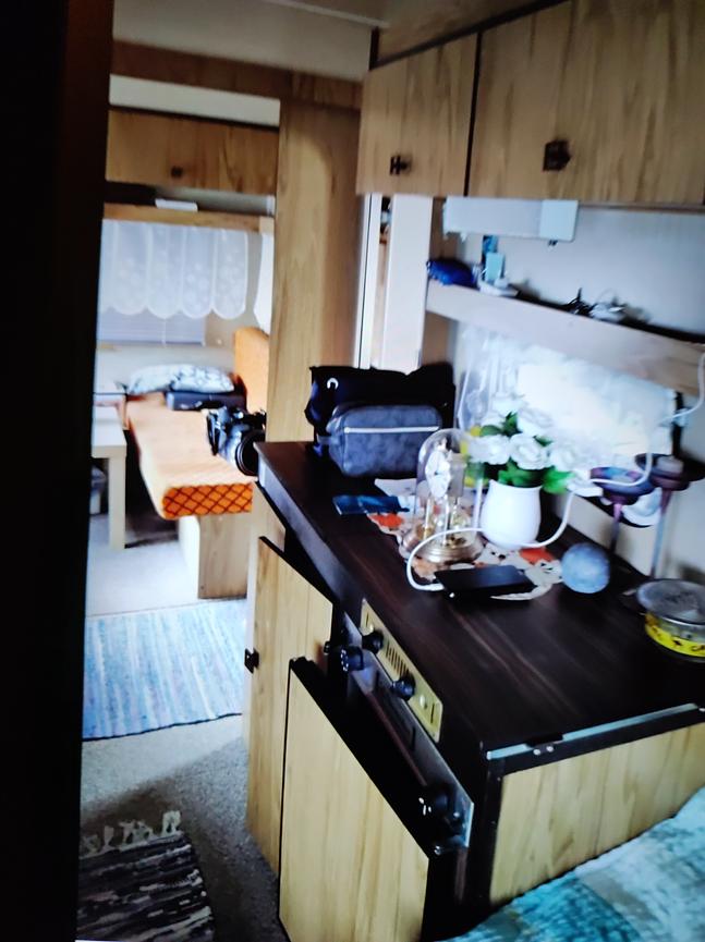 Bild 1 Dauerstellplatz Wohnwagen mit festen Holzvorbau