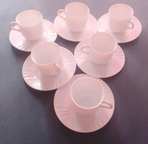 Bild 2 Das Bild zeigt ein Set aus sechs weißen Kaffeetassen oder Teetassen