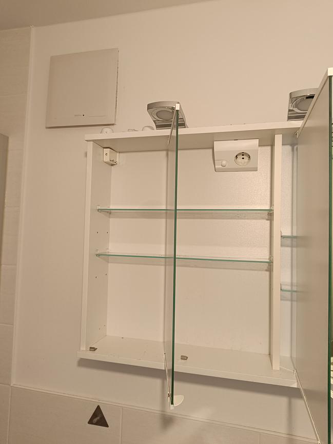 Bild 2 Wandschrank mit Lichter