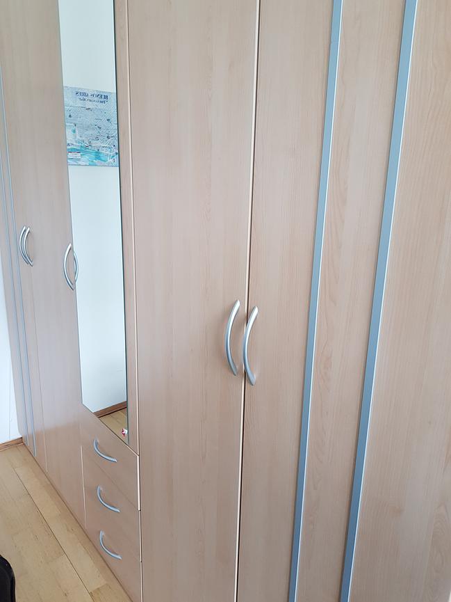 Dsb Grosser Kleiderschrank 2 25 X 2 35 X 0 60 Neuwertig 50