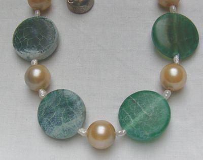 Bild 5 Edelsteinkette mit einen Bandachat und Perleneinlagen