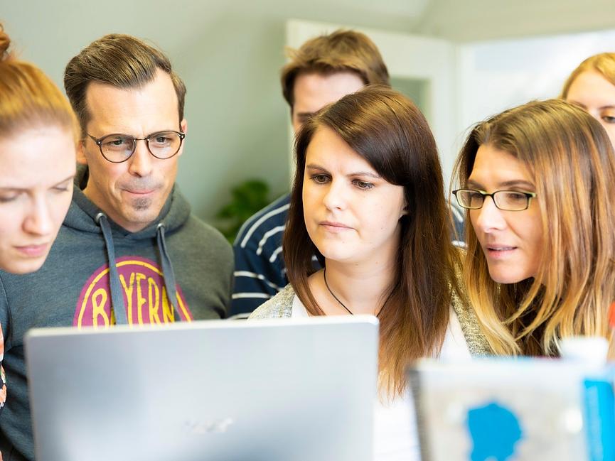 Bild 1 Pädagogischer Mitarbeiter / Dozent (m/w/d) – Fach = Recht oder Wiso