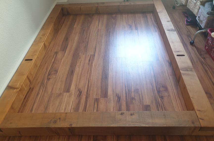 Bild 1 Handgefertigtes Balkenbett aus Massivholz