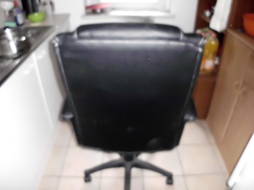 Bild 2 gebe eine sehr schönen schwartzen leder büro stuhl ab nur für 18euro
