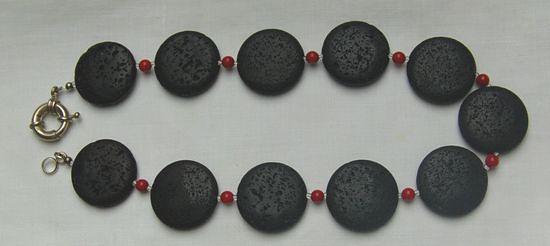 Bild 3 Lavakette mit roten Korallenperlen