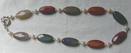 Bild 2 Regenbogenachatkette garniert mit Perlen